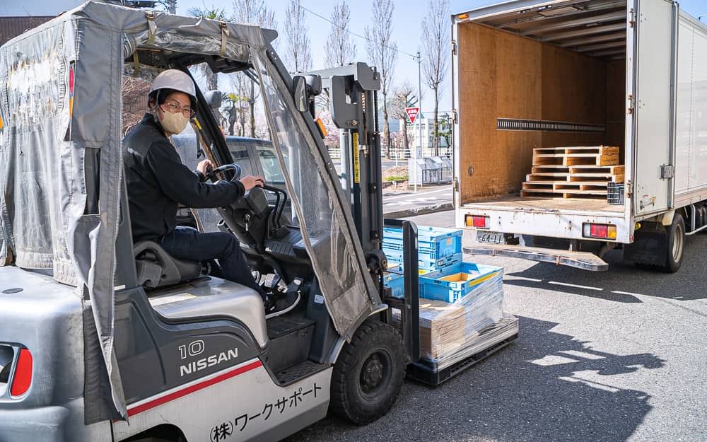 電子部品の組み立て作業